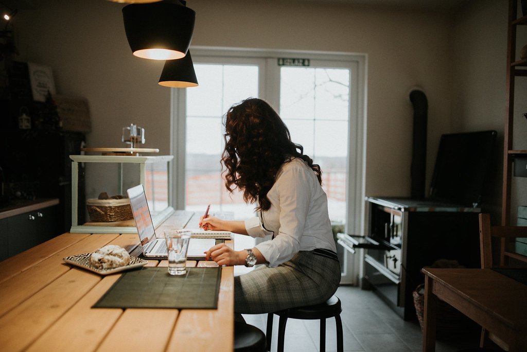 Empreendedora trabalhando de casa em seu negócio online Empreendedora trabalhando de casa em seu negócio online